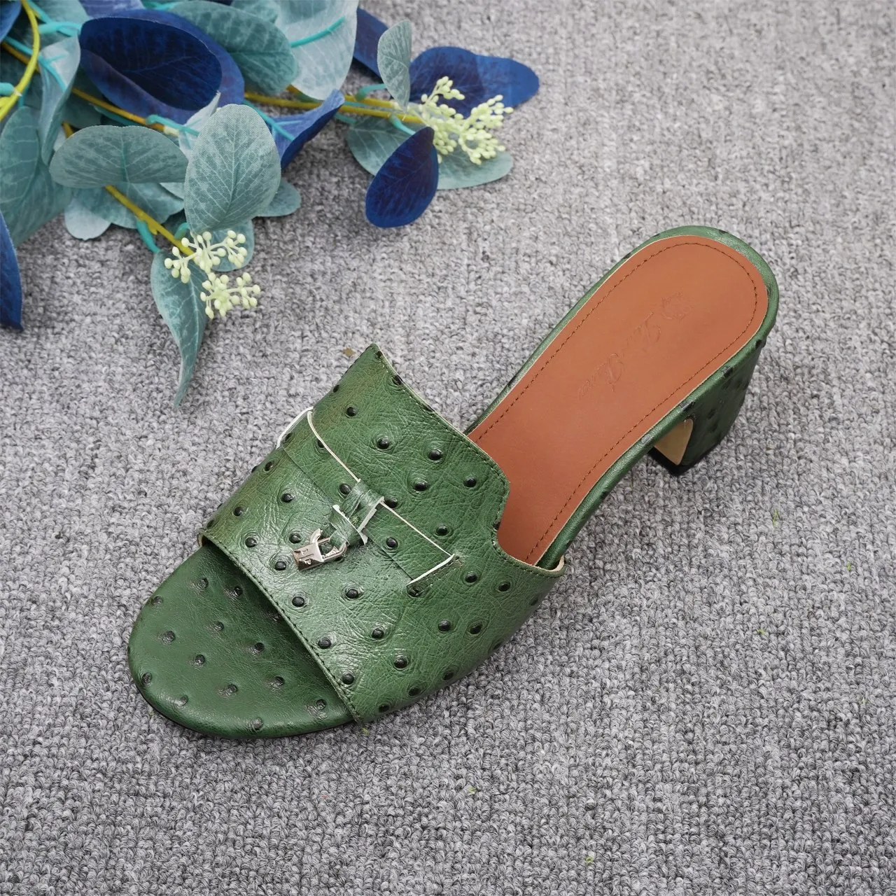 👟👟Ex-factory price 440👟👟 Genuine leather sole +30 suede sheepskin slippers with a strap decorated with Loro Piana My Charms charms and decorated with tone-on-tone stitching. Sophisticated and feminine, it pairs well with both city and resort looks. For those looking for an elegant upgrade, the summer glamor slipper is known for its slim open-back silhouette. size: 35-44 (custom-made sizes 43 and 44 are non-returnable) Upper: imported suede sheep leather (sheep), cowhide ostrich pattern, cowhide snake pattern Lining: imported high-grade mixed sheep silk Heel height: 5.5CM